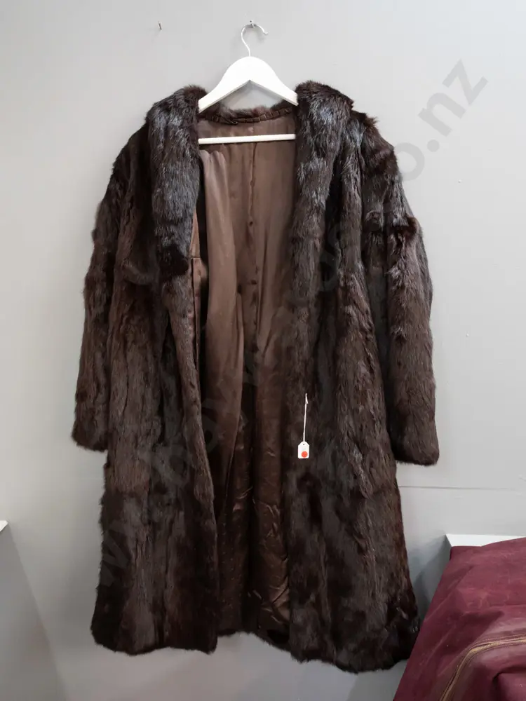 vintage full length brown fur coat & hanger bag with Pattison Ede label - note smell of mothballs Image 1++