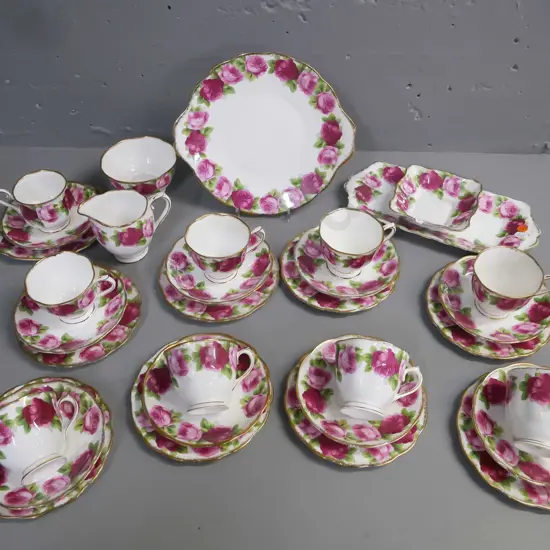 32-piece Royal Albert Old English Rose tea set: 9x trios, cream & sugar, cake plate etc. Cake plate D-290