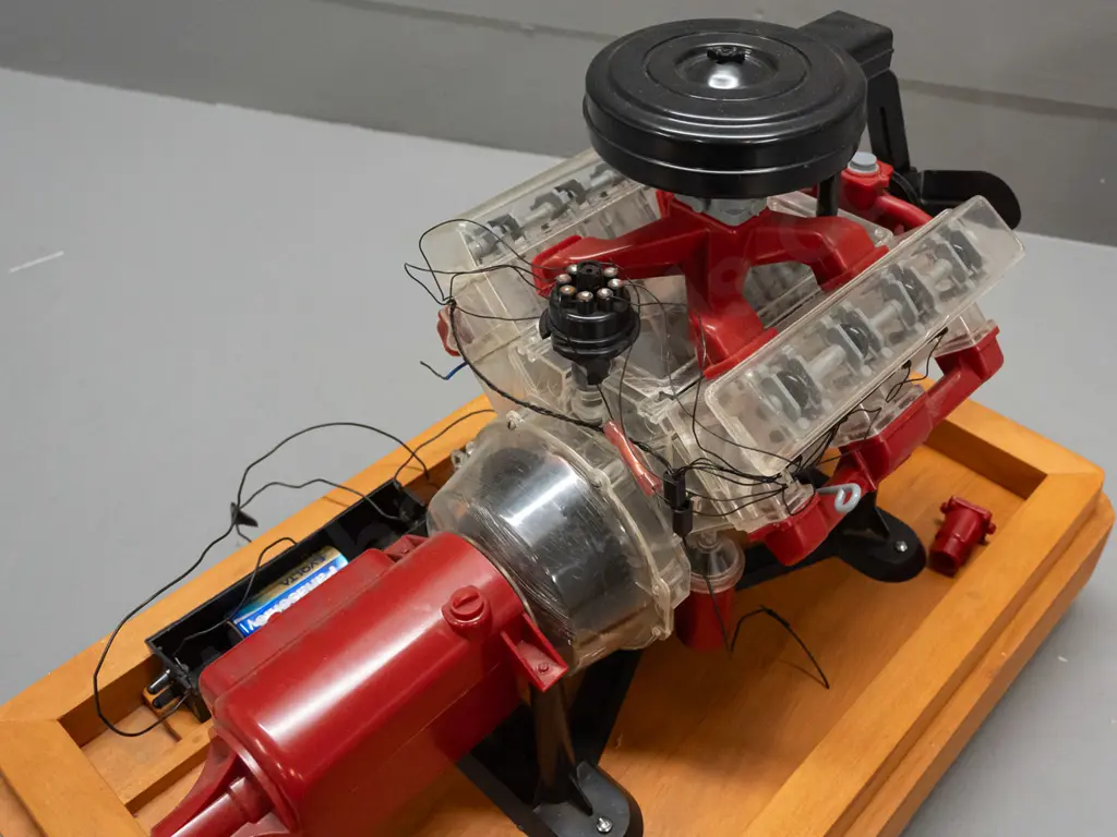 plastic model of V8 automotive engine on rimu base with plastic lid - marked Renwal Blueprint Models No. 802 - moving Image 1++