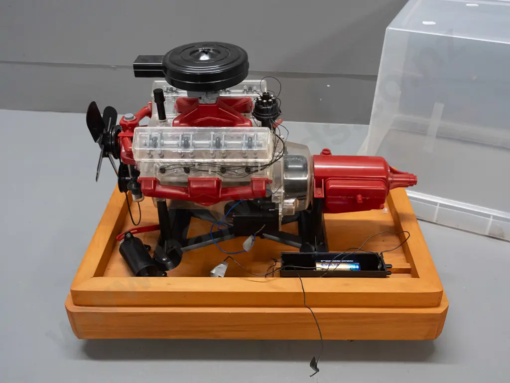plastic model of V8 automotive engine on rimu base with plastic lid - marked Renwal Blueprint Models No. 802 - moving Image 1++