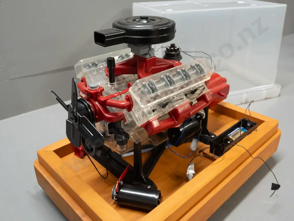 plastic model of V8 automotive engine on rimu base with plastic lid - marked Renwal Blueprint Models No. 802 - moving Image 1++