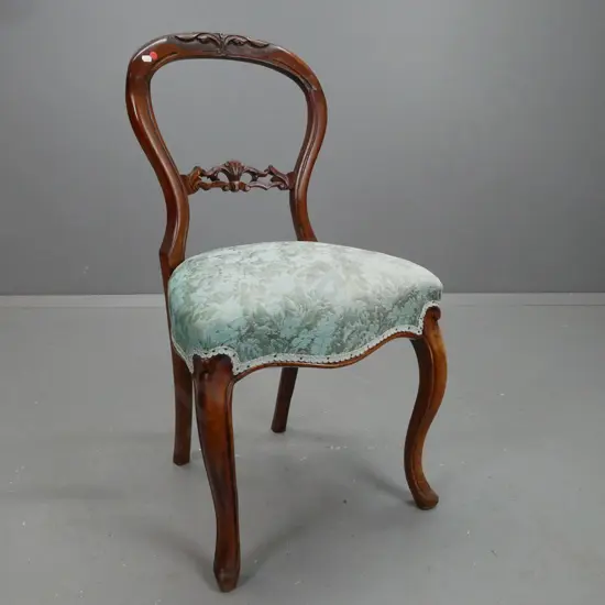 Victorian walnut balloon back side chair with carved back & splat, sweeping cab legs - has had repair through back, has