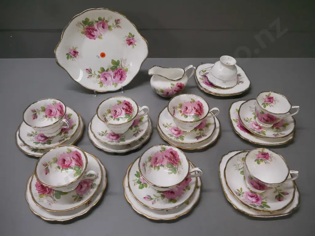 26-piece Royal Albert 'American Beauty' tea set: 8x trios, creamer, cake plate. Cake plate D-250 [some minor wear to Image 1++