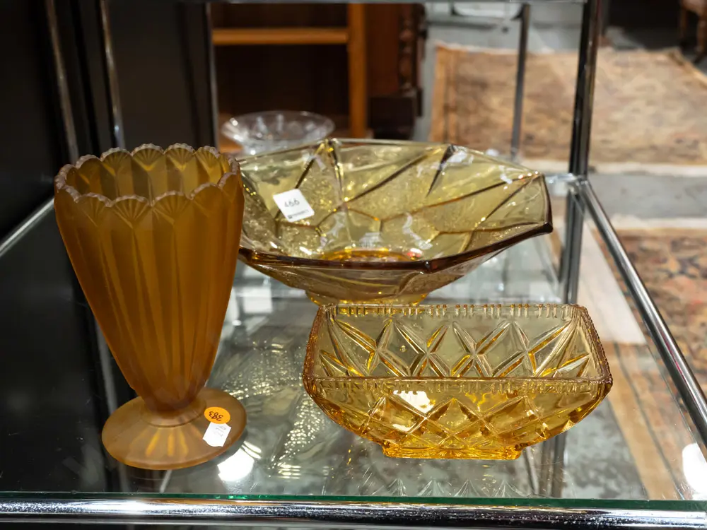 3x vintage amber glass: 2x bowls & 1x scalloped Roman ribbed Art Deco glass. Large bowl D-250 Image 1++