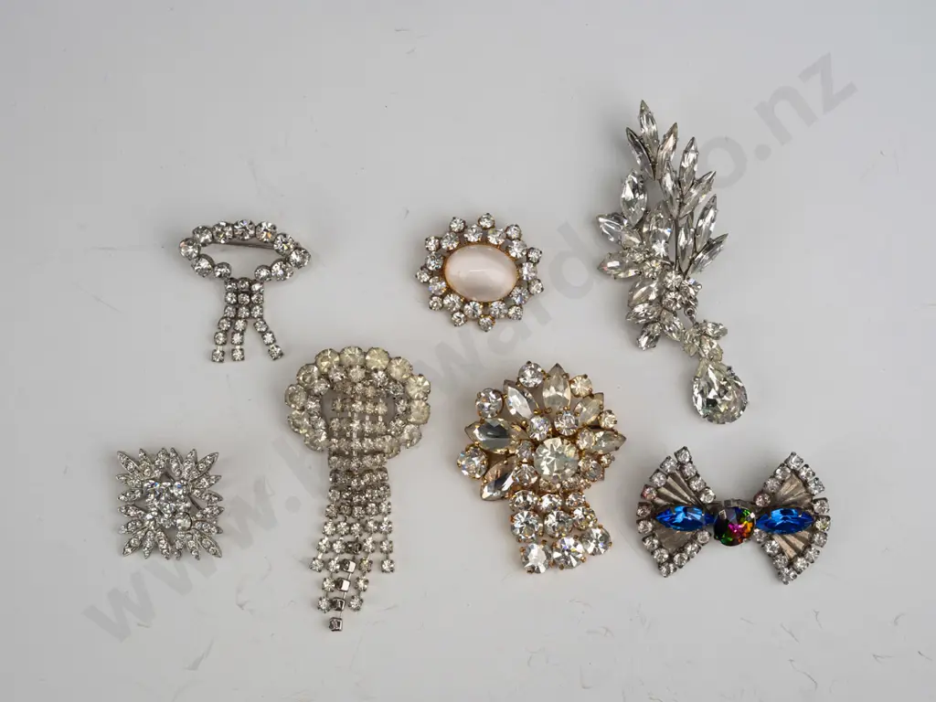 7 costume brooches Image 1++
