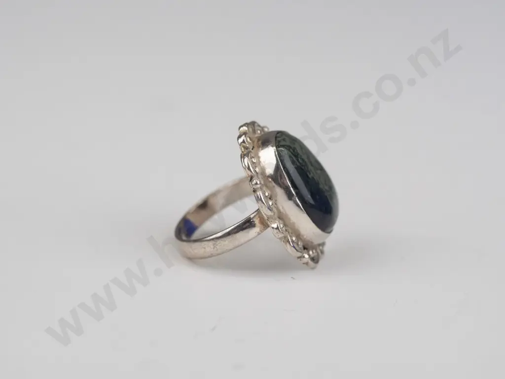 silver mottled green stone ring stamped 925 size R Image 1++