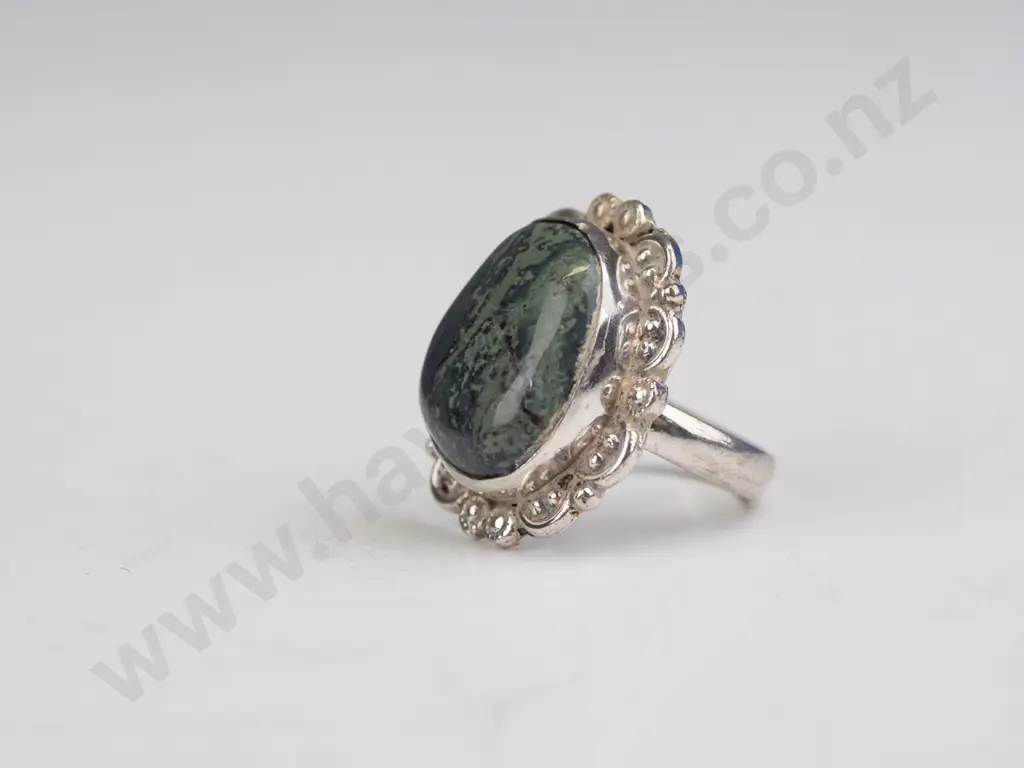 silver mottled green stone ring stamped 925 size R Image 1++