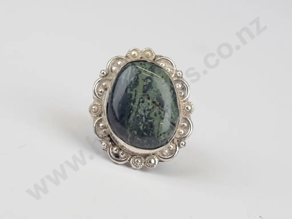 silver mottled green stone ring stamped 925 size R Image 1++