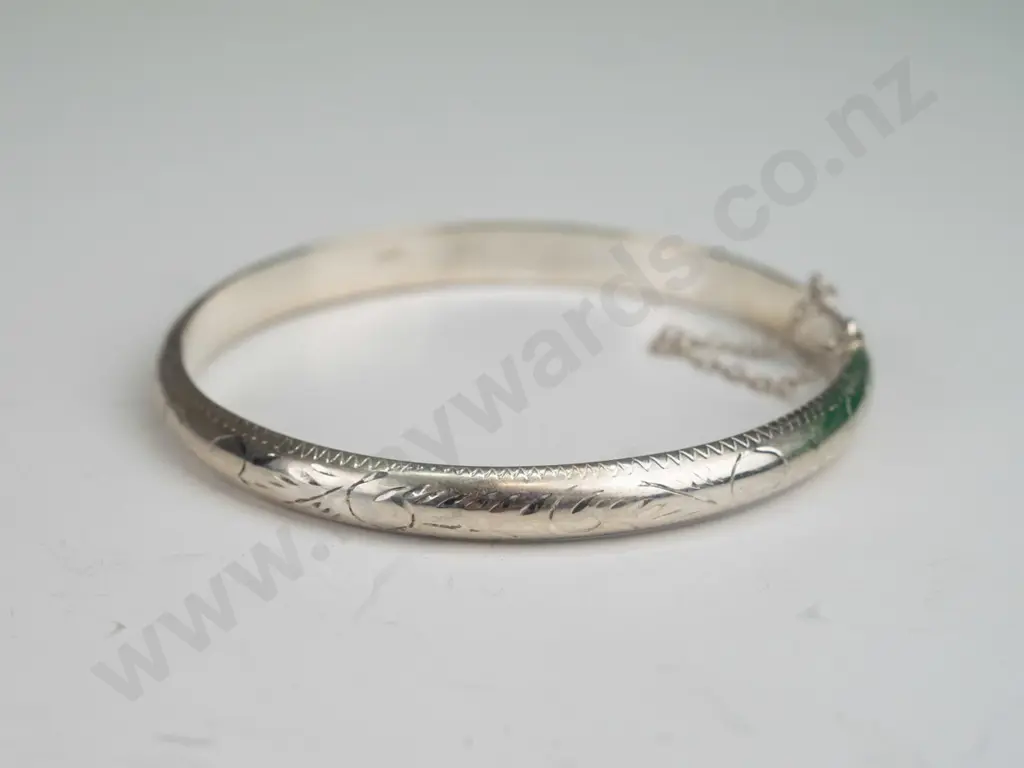 silver bangle with safety chain stamped 925 Image 1++