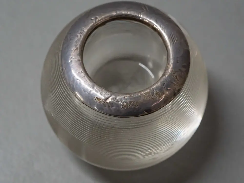2 sterling silver open salts (no glass liners) and 2 ribbed glass match/vesta strikers with sterling silver rims and a Image 1++