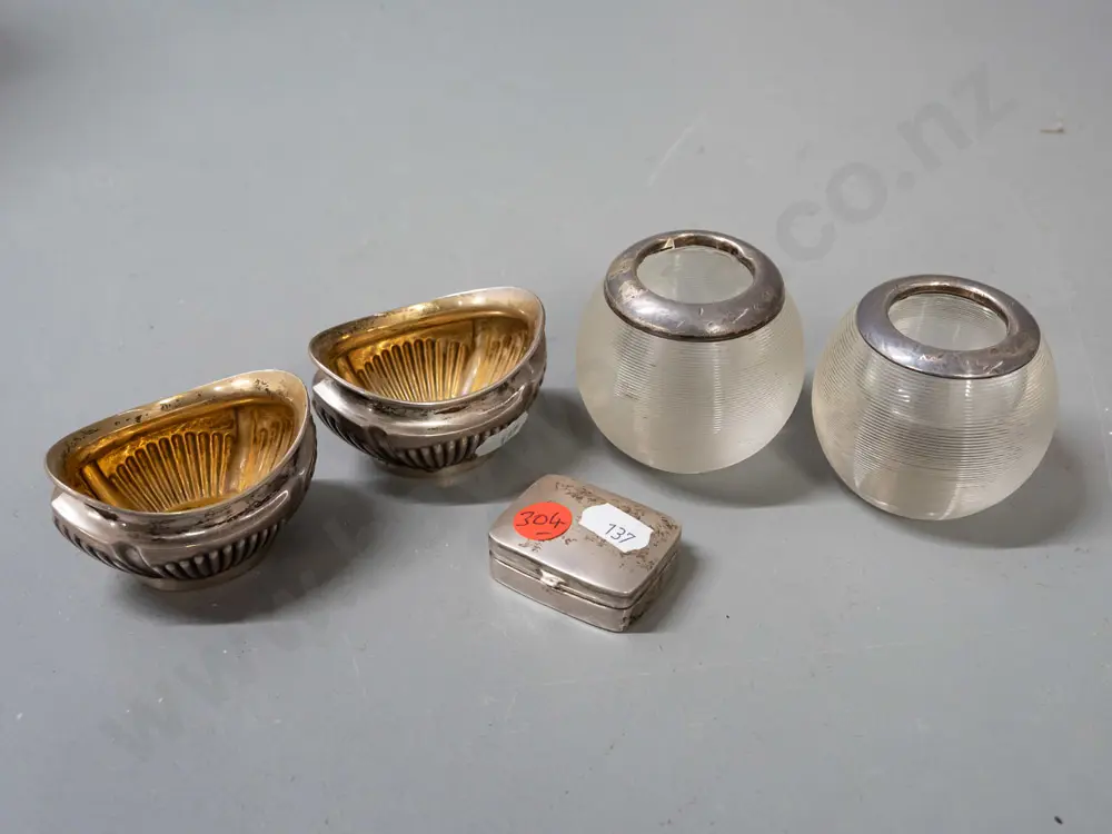 2 sterling silver open salts (no glass liners) and 2 ribbed glass match/vesta strikers with sterling silver rims and a Image 1++