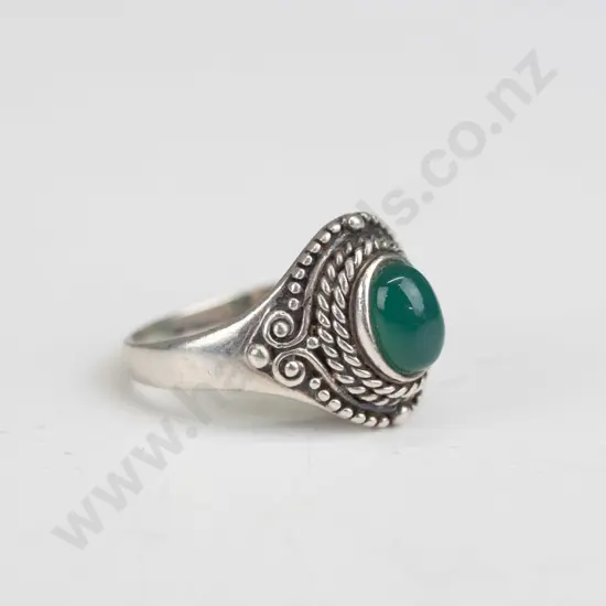 silver ring with green stone stamped 925 size Q