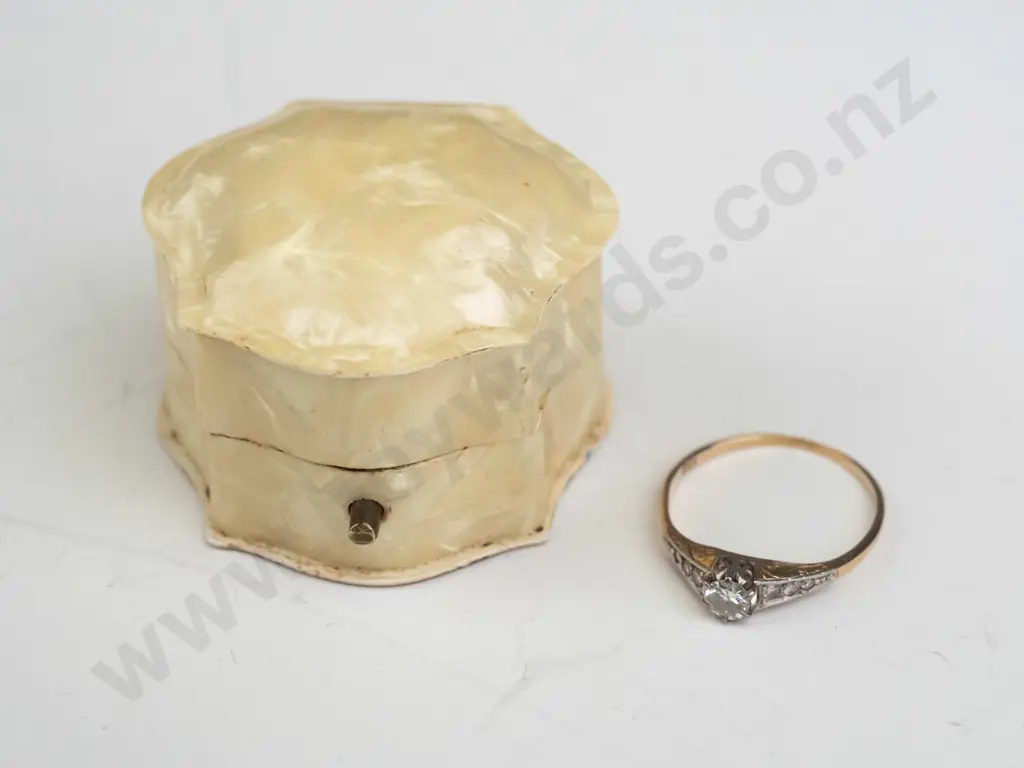 18ct platinum diamond solitaire with 4 grain set shoulder diamonds each side estimated diamond .20gms-shoulder diamonds Image 1++