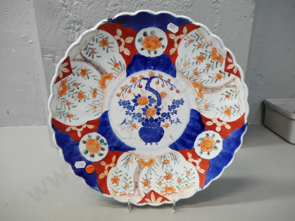 vintage Imari frilled-edged cabinet plate w/ panels of floral edge decoration D-320 [small chip to rim] Image 1++
