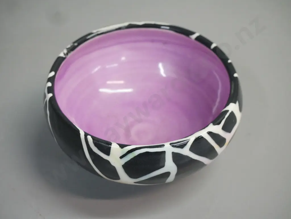 Della Slattery Coal Creek Pottery New Zealand studio pottery bowl, black over white exterior, aubergine interior H-75 Image 1++