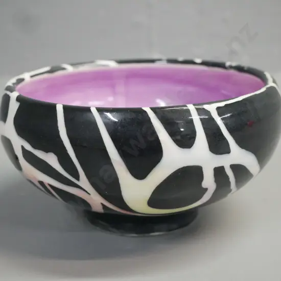 Della Slattery Coal Creek Pottery New Zealand studio pottery bowl, black over white exterior, aubergine interior H-75