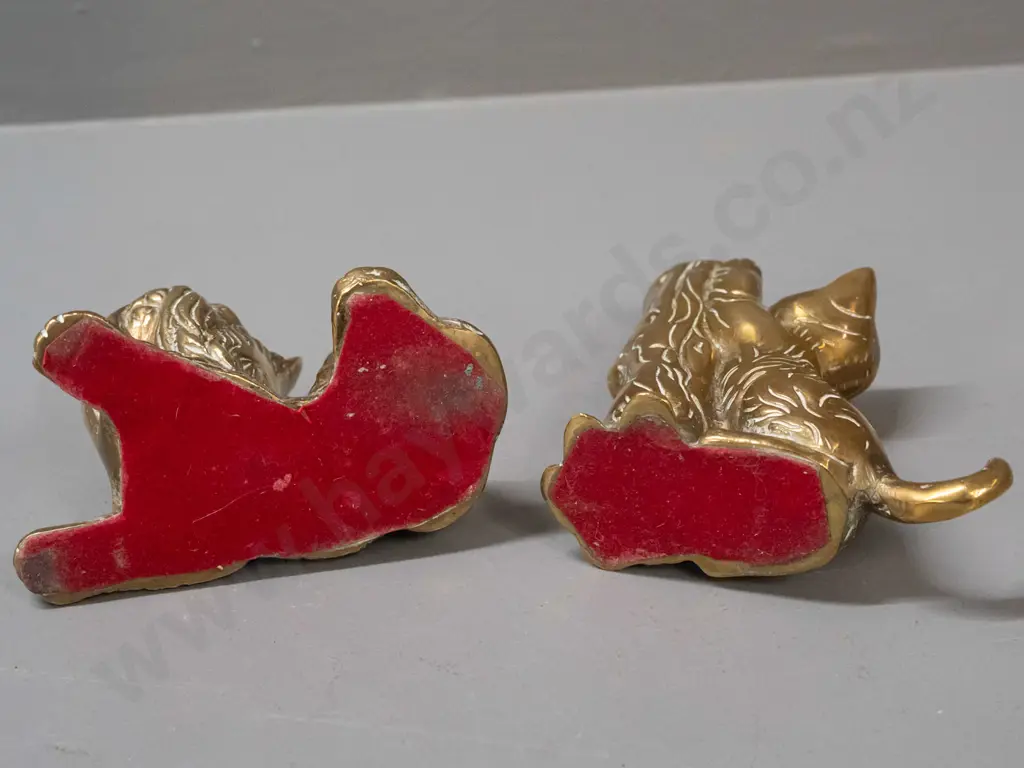 2 small polished cast brass figures - cat with mouse on tree stump H-100 and a dog Image 1++