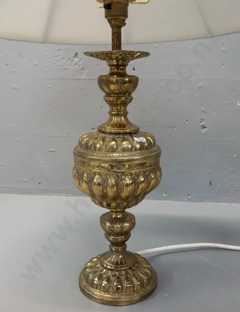 cast brass table lamp with gadrooned urn shape, panelled shade H-650 D-400 Image 1++