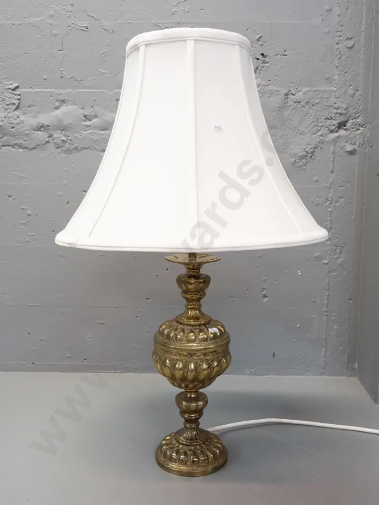 cast brass table lamp with gadrooned urn shape, panelled shade H-650 D-400 Image 1++