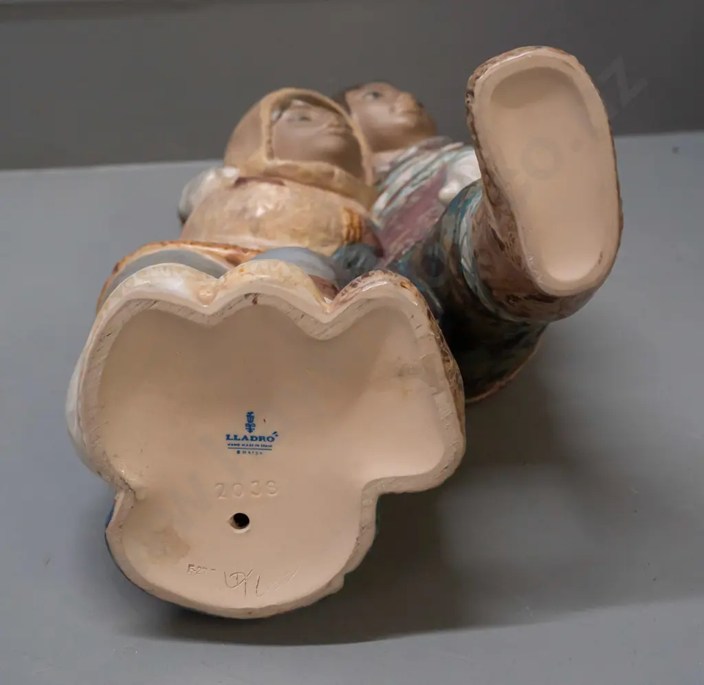 large LLadro figure of girl and boy in Inuit style outfits H-340 W-180 at base Image 1++