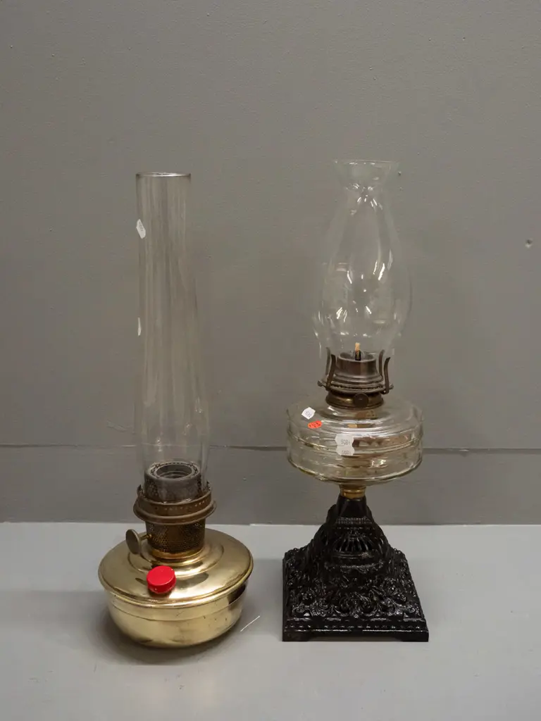 2 vintage kerosene lamps - table lamp with cast metal base, ribbed clear glass tank, Victor & E. MIller USA markings, Image 1++