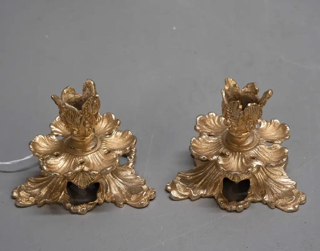 pair of small cast alloy gold finish foliate shape candle holders H-70 W-90 Image 1++