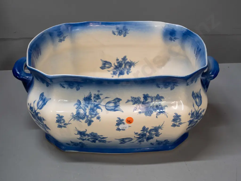 reproduction Victorian style blue & white floral pattern handled foot bath / planter trough H-195 W-440 Image 1++