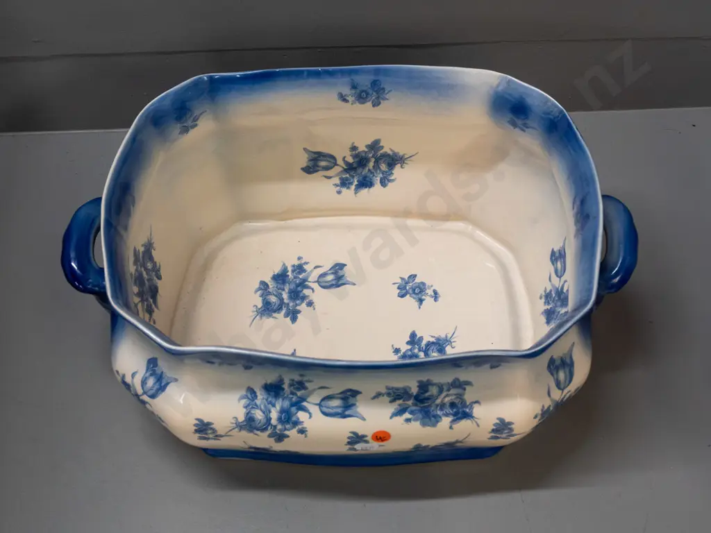 reproduction Victorian style blue & white floral pattern handled foot bath / planter trough H-195 W-440 Image 1++