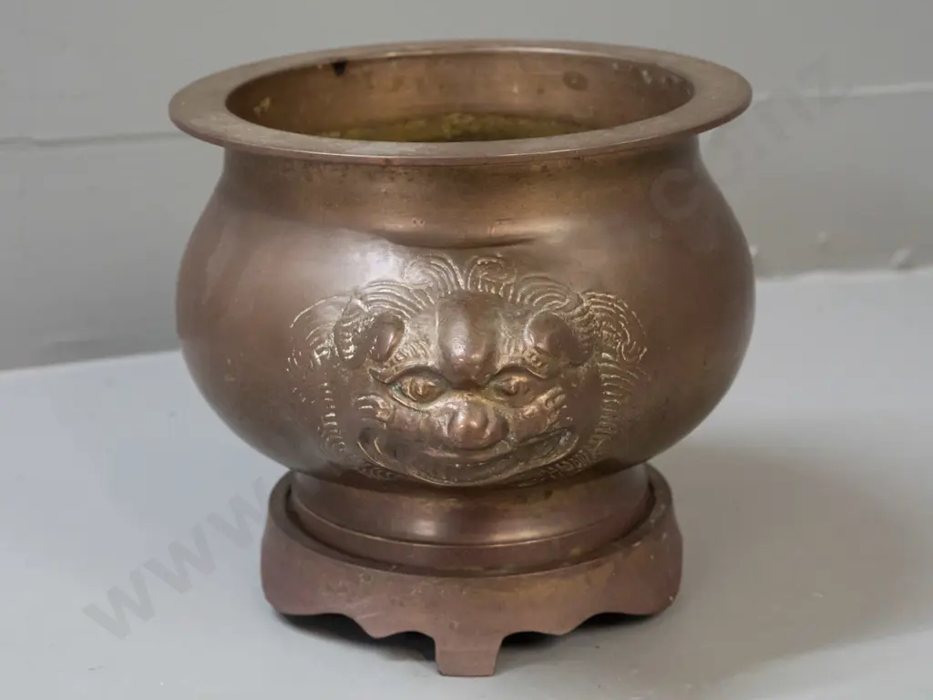 bronze incense burner / bowl with mythical beast handles, on separate pierced circular base - combined H-160 W-230 Image 1++