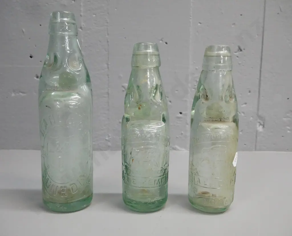 3x marble bottles: largest Lane & Co Dunedin; 2x smaller A.E. Kemp Gore. Lane H-240 [Lane discolouration inside, Kemp Image 1++