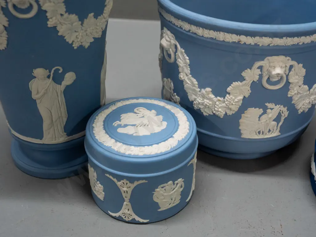 4 pieces of blue Wedgwood jasper ware including 2 lidded trinkets, one is dark blue 1977 Silver Jubilee. Larger vase is Image 1++
