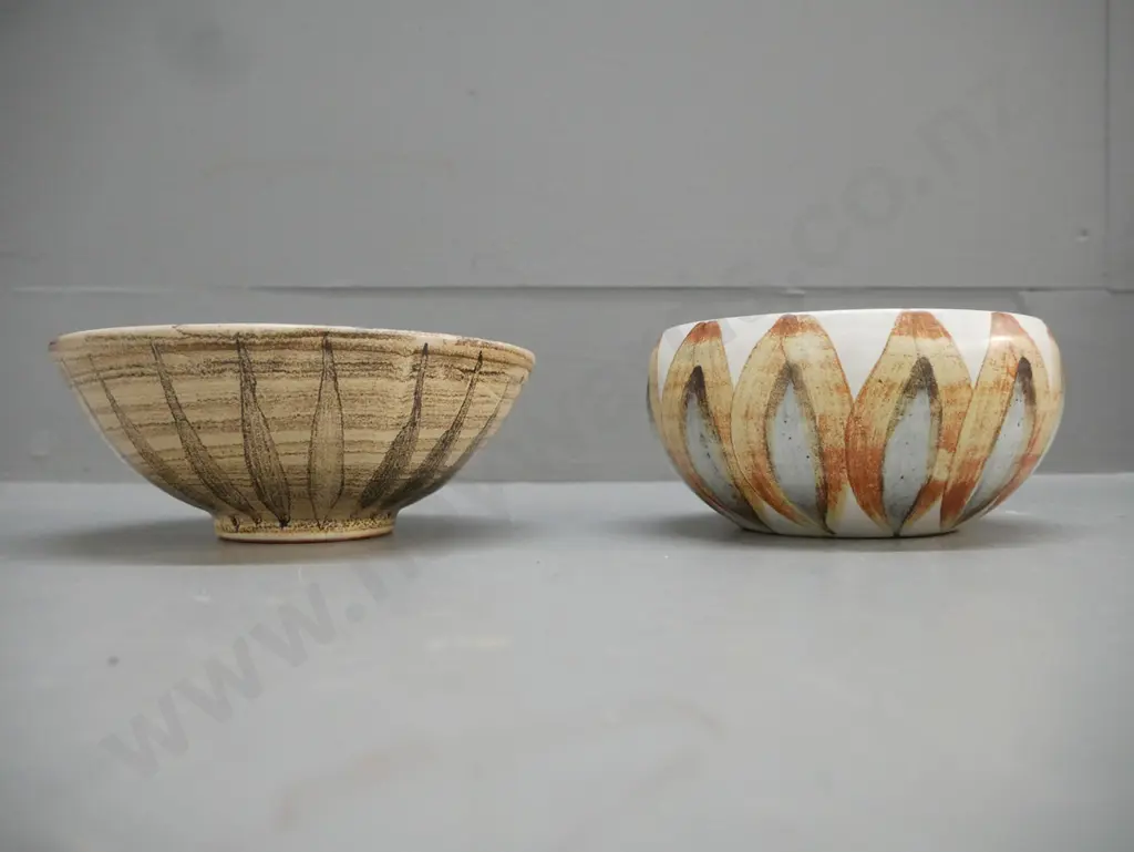 2x small Hanmer pottery bowls, larger D-145 Image 1++