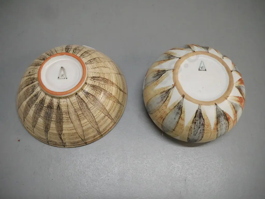 2x small Hanmer pottery bowls, larger D-145 Image 1++