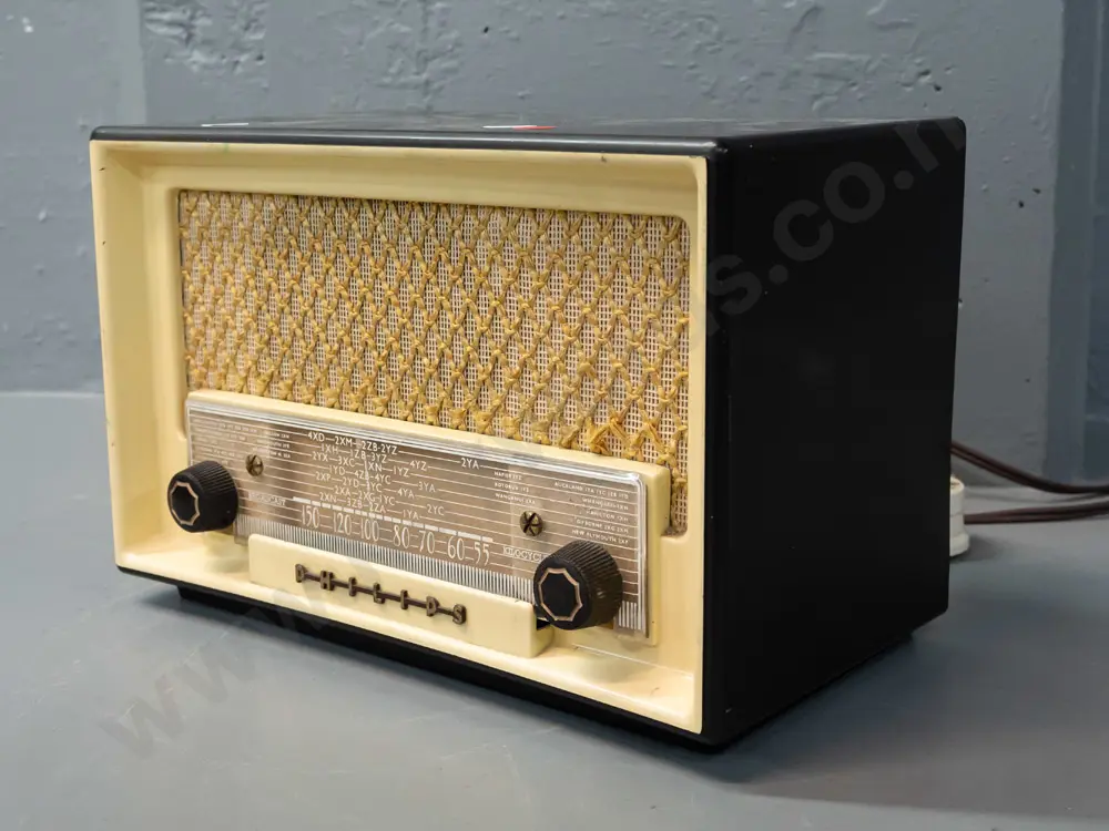 Phillips bakelite-cased mantel radio with New Zealand station markings - going H-190 W-290 D-160 Image 1++