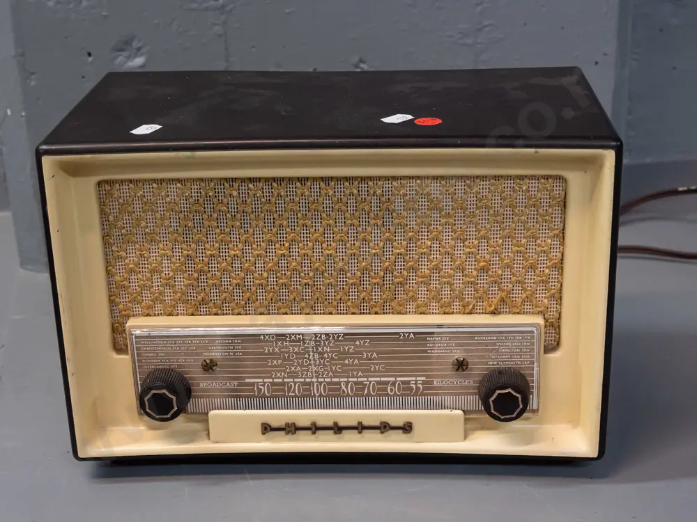 Phillips bakelite-cased mantel radio with New Zealand station markings - going H-190 W-290 D-160 Image 1++