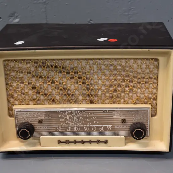 Phillips bakelite-cased mantel radio with New Zealand station markings - going H-190 W-290 D-160