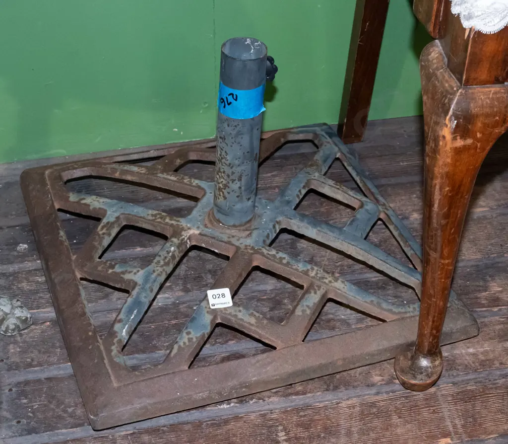 cast metal sun umbrella stand Image 1++