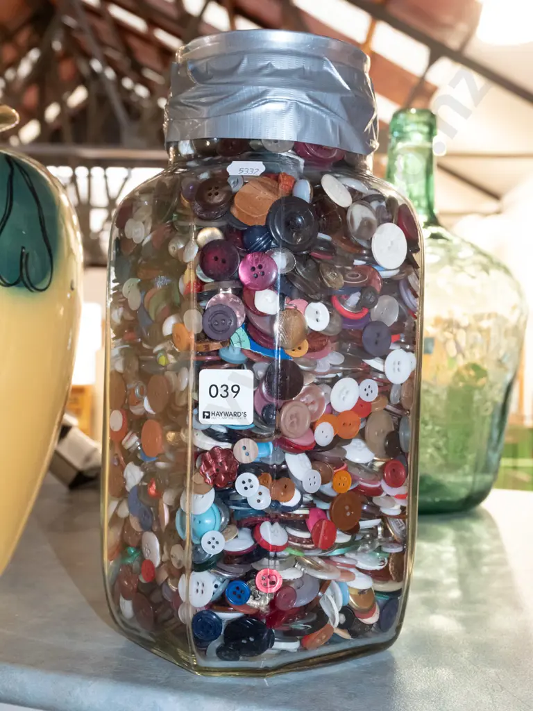 jar of buttons H310 Image 1++