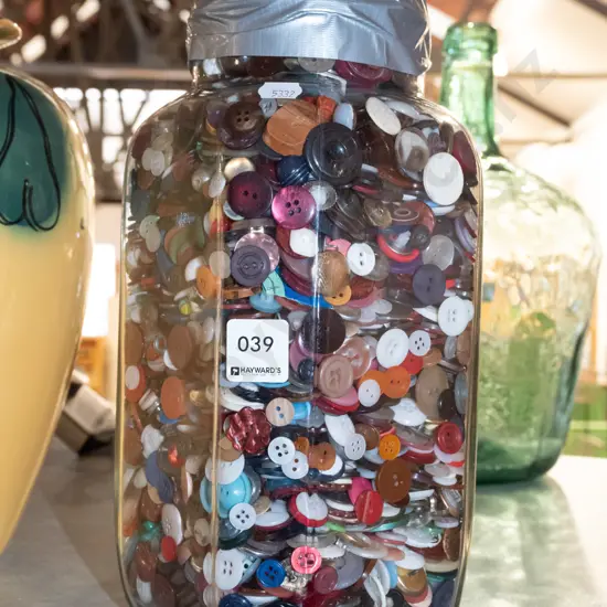 jar of buttons H310