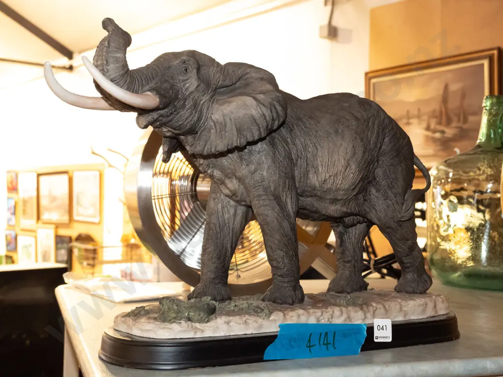 composite elephant figurine L520 Image 1++