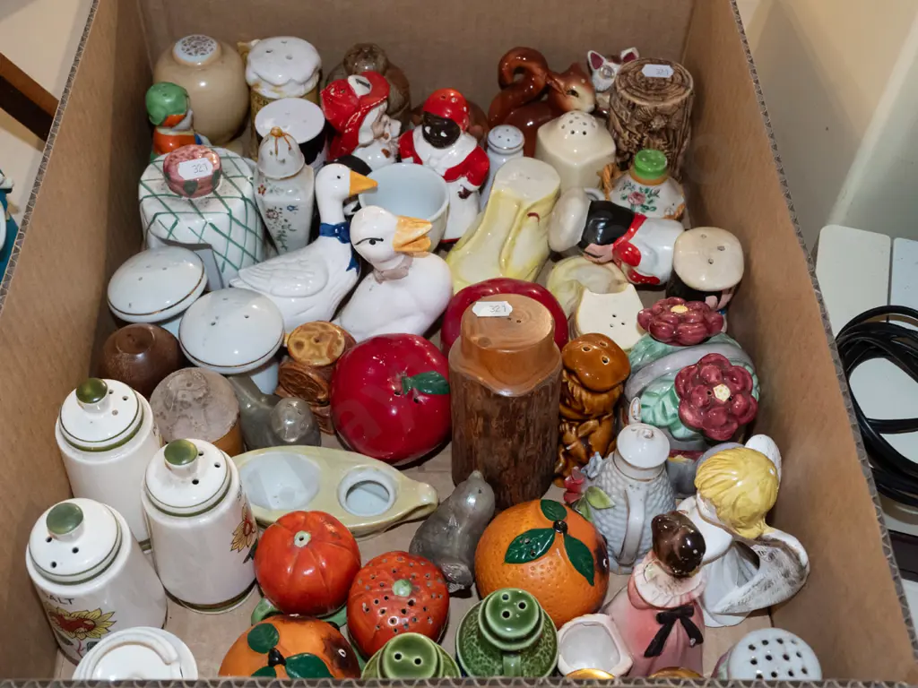 box; novelty salt and pepper shakers Image 1++