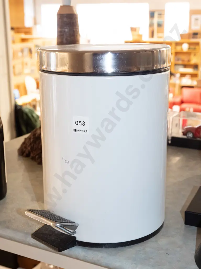 small flip top rubbish bin Image 1++