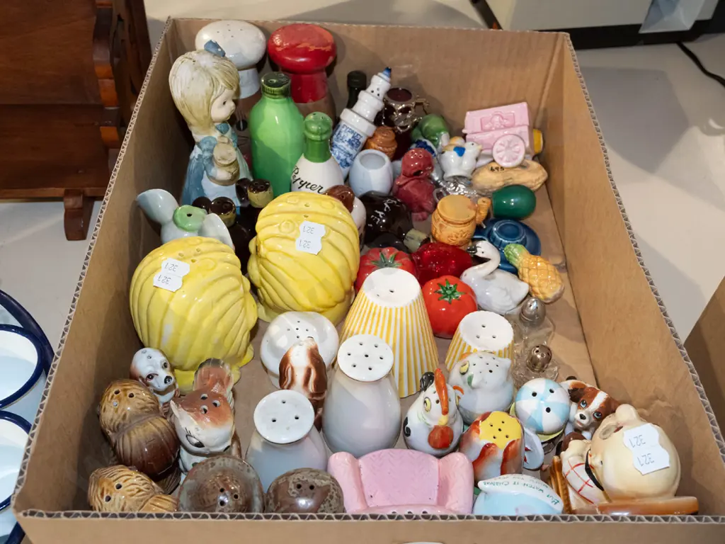 box; numerous condiments Image 1++