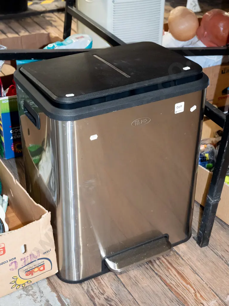Zip dual fin flip top rubbish bin Image 1++