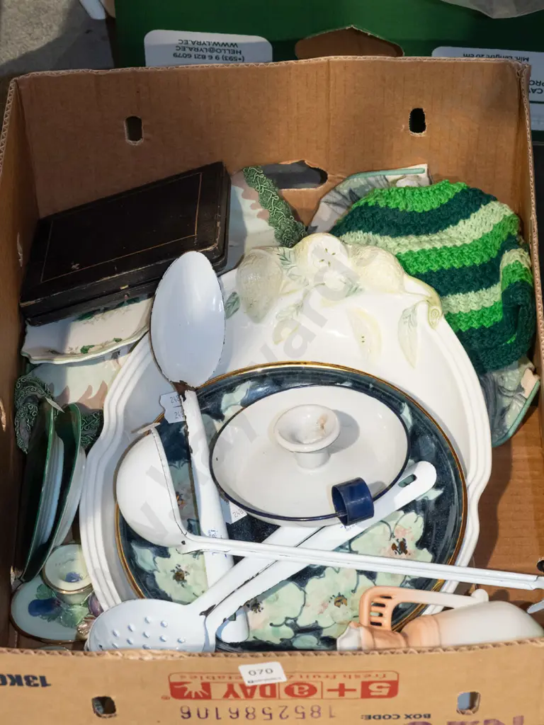 box; bowls, plates, enamel utensils etc Image 1++