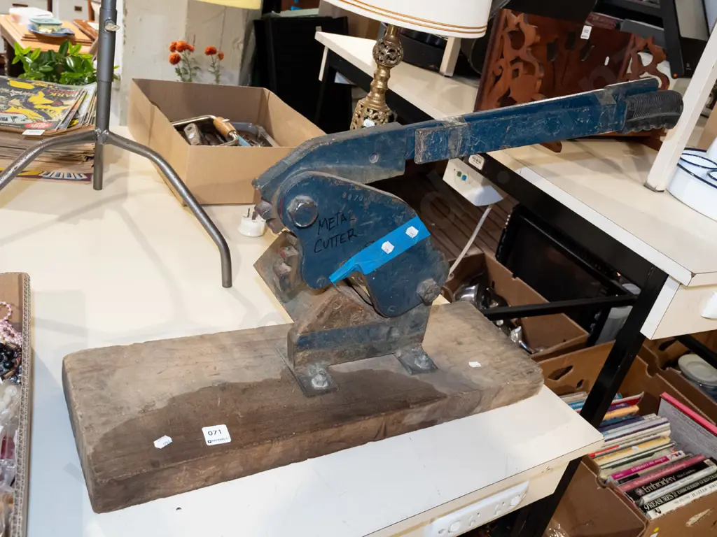 metal guillotine/cutter Image 1++