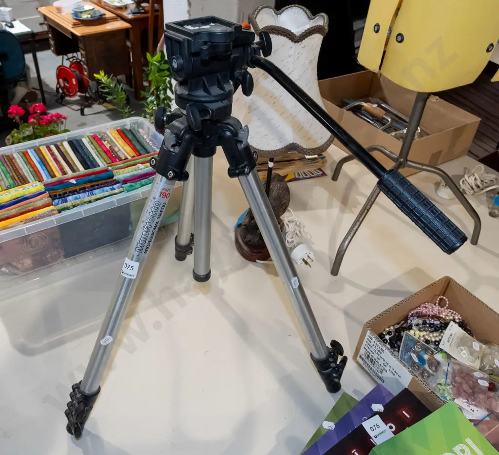 Manfrotto camera tripod - as-is, missing quick-release plate Image 1++