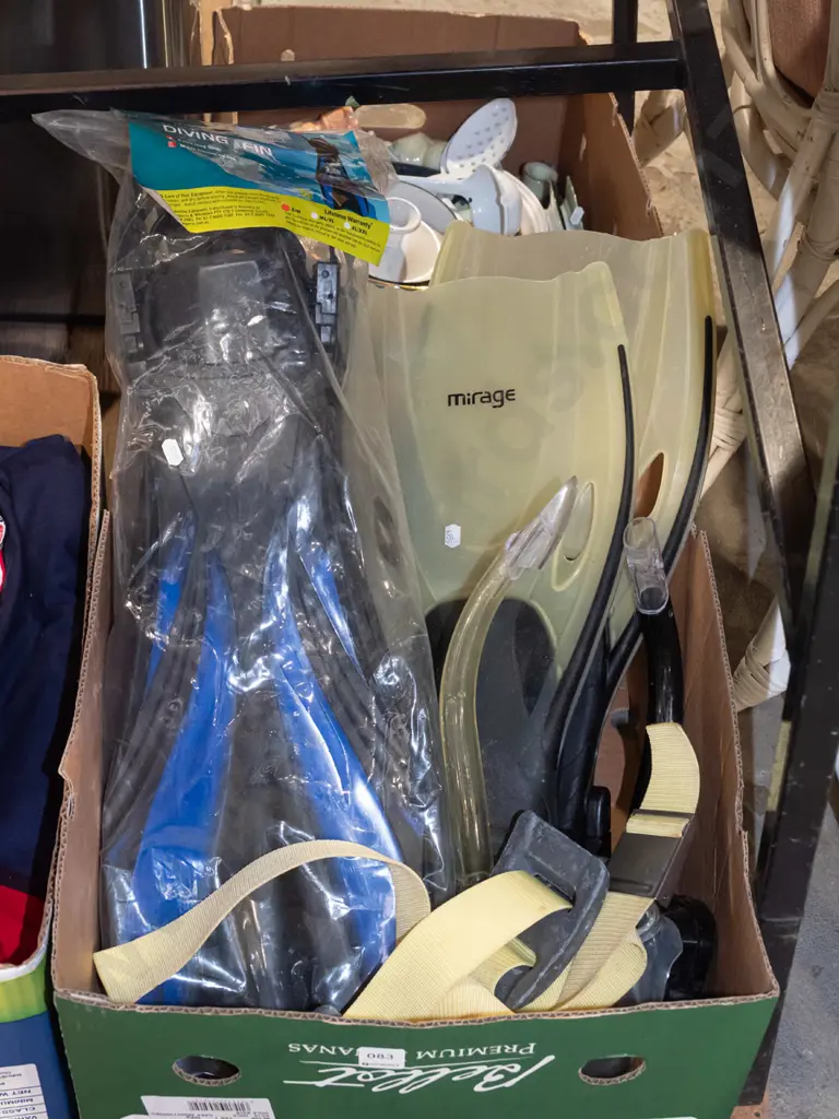 box; dive masks, snorkels, flippers Image 1++