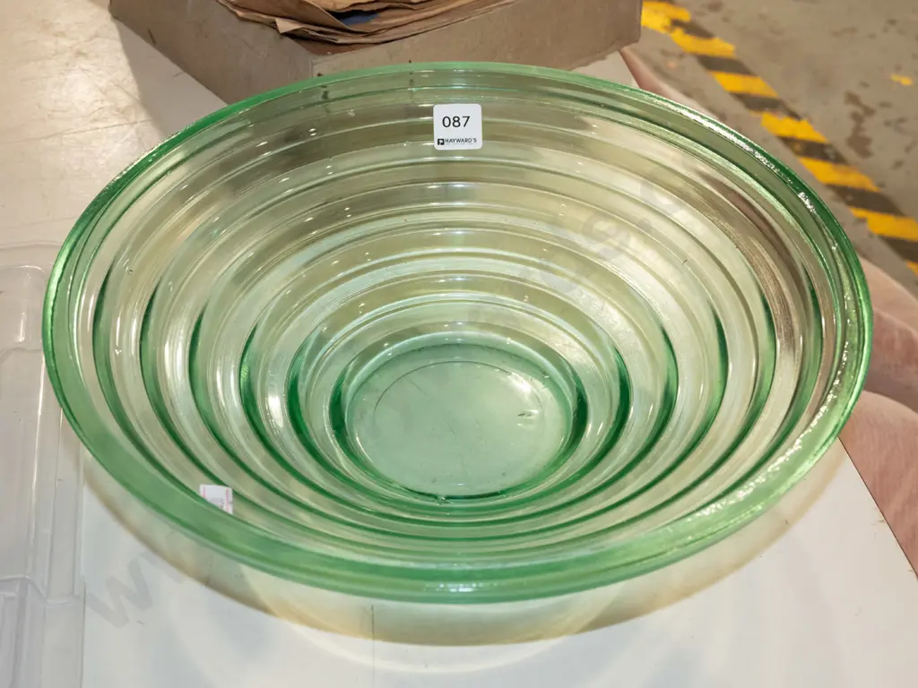 ribbed green glass bowl Diam350 Image 1++