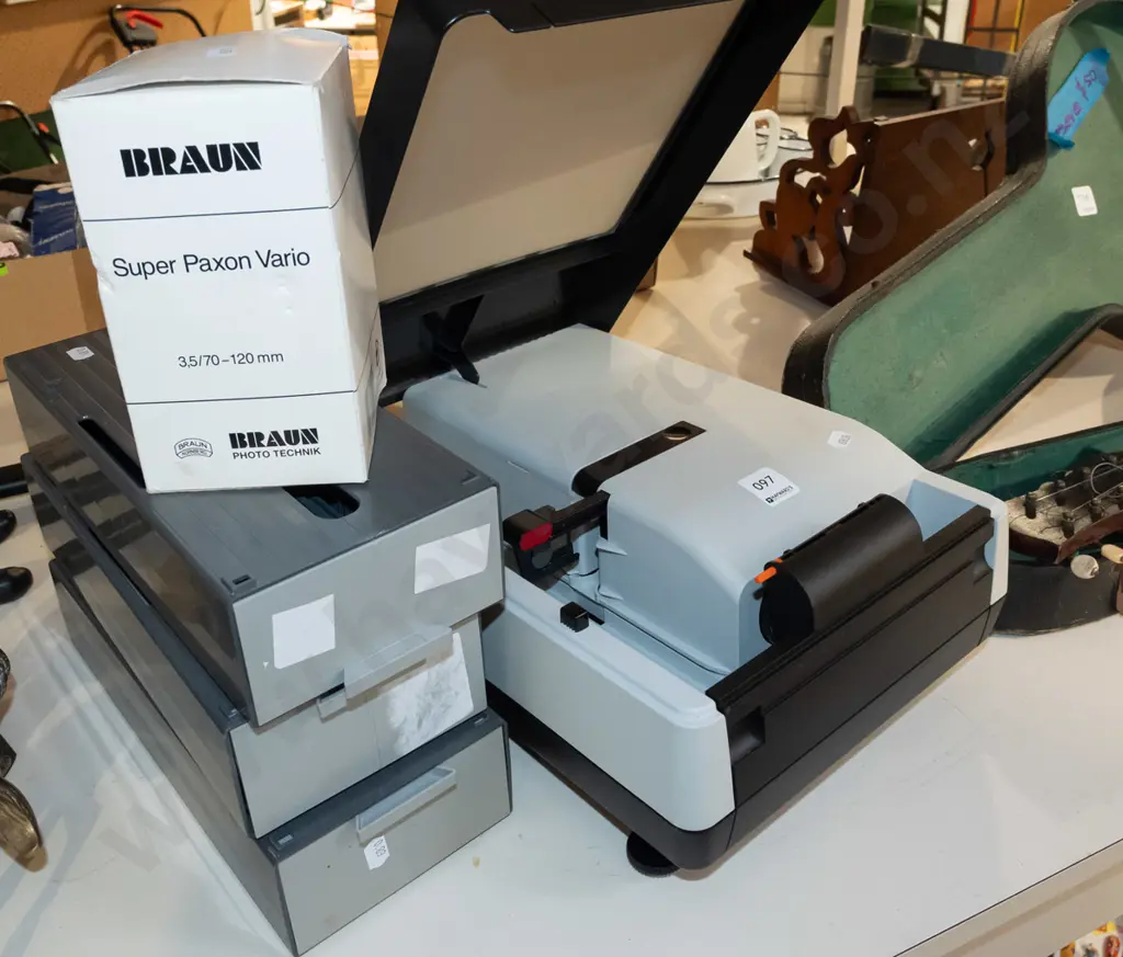 Braun slide projector with screeen Image 1++